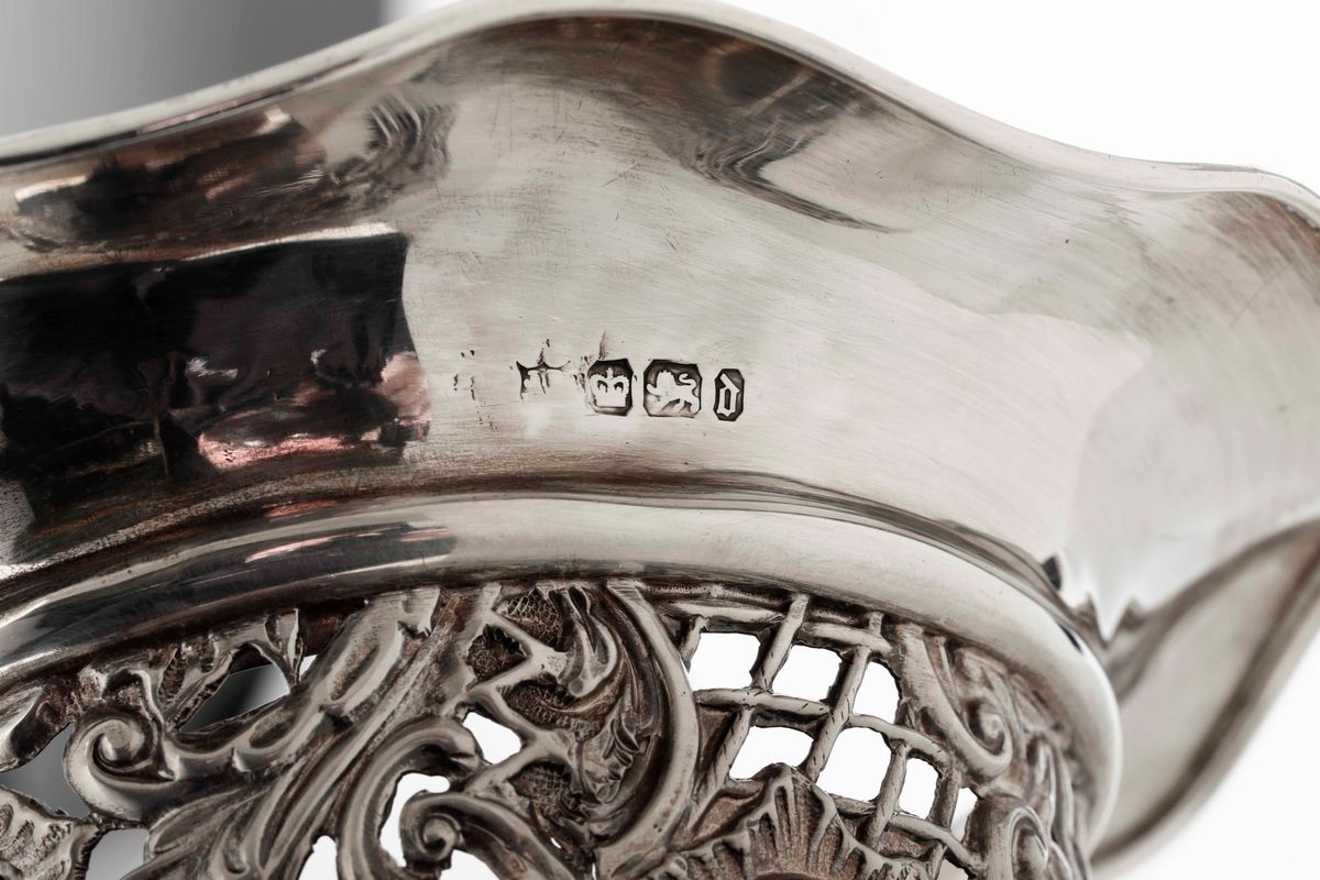 Vaso a Tromba in Argento Cesellato con Decori a Traforo, Città di Sheffield 1896