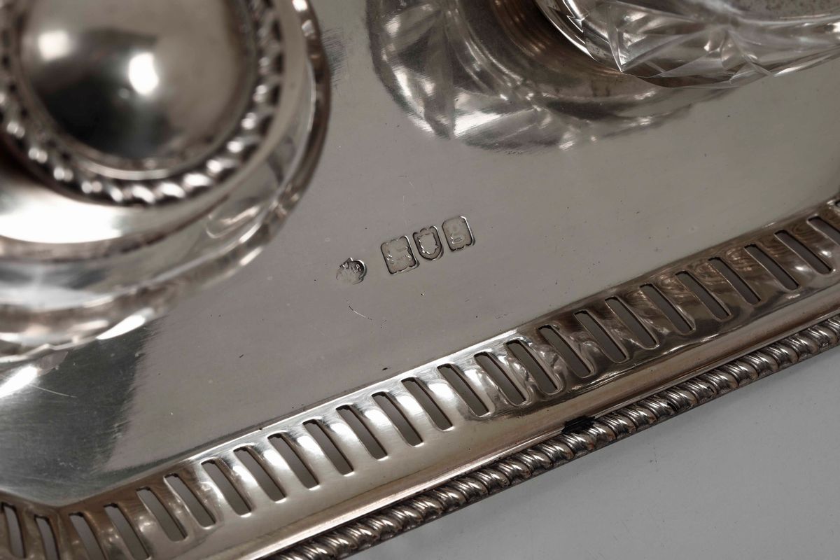 Set da Scrittura in Argento con Ampolle in Vetro, Londra 1902.