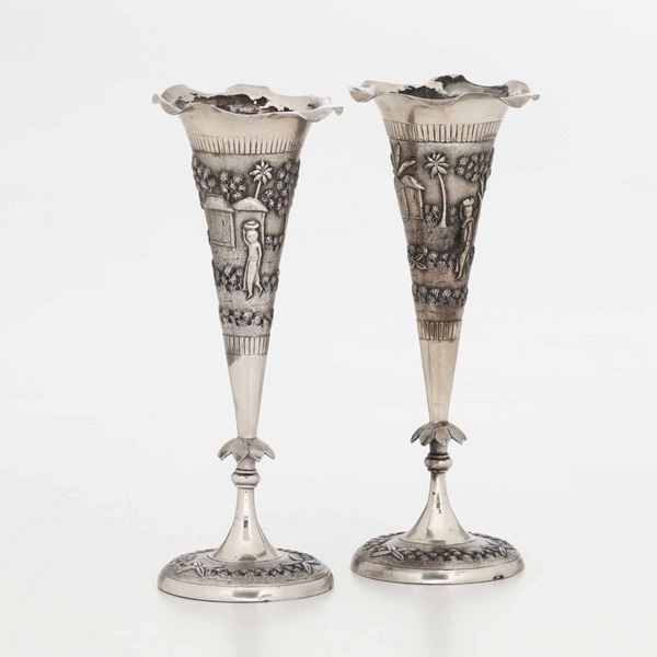 Coppia di vasi a tromba in argento sbalzato con soggetti esotici, XX secolo