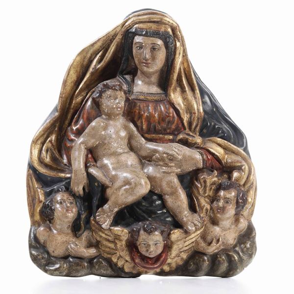 Gruppo raffigurante Madonna con Bambino e angeli. Papier-machè dipinto e legno. Probabile XX secolo