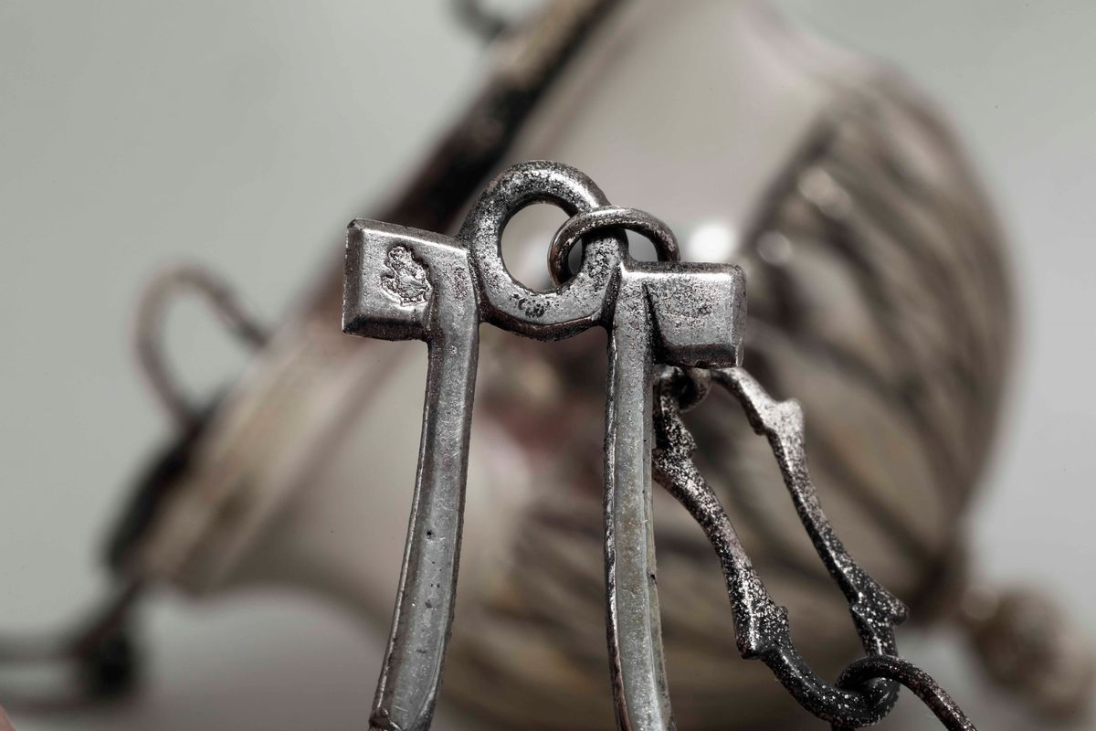 Coppia di Acquasantiere in Argento con Motivi Floreali di Gusto Neoclassico. Manifattura Italiana...