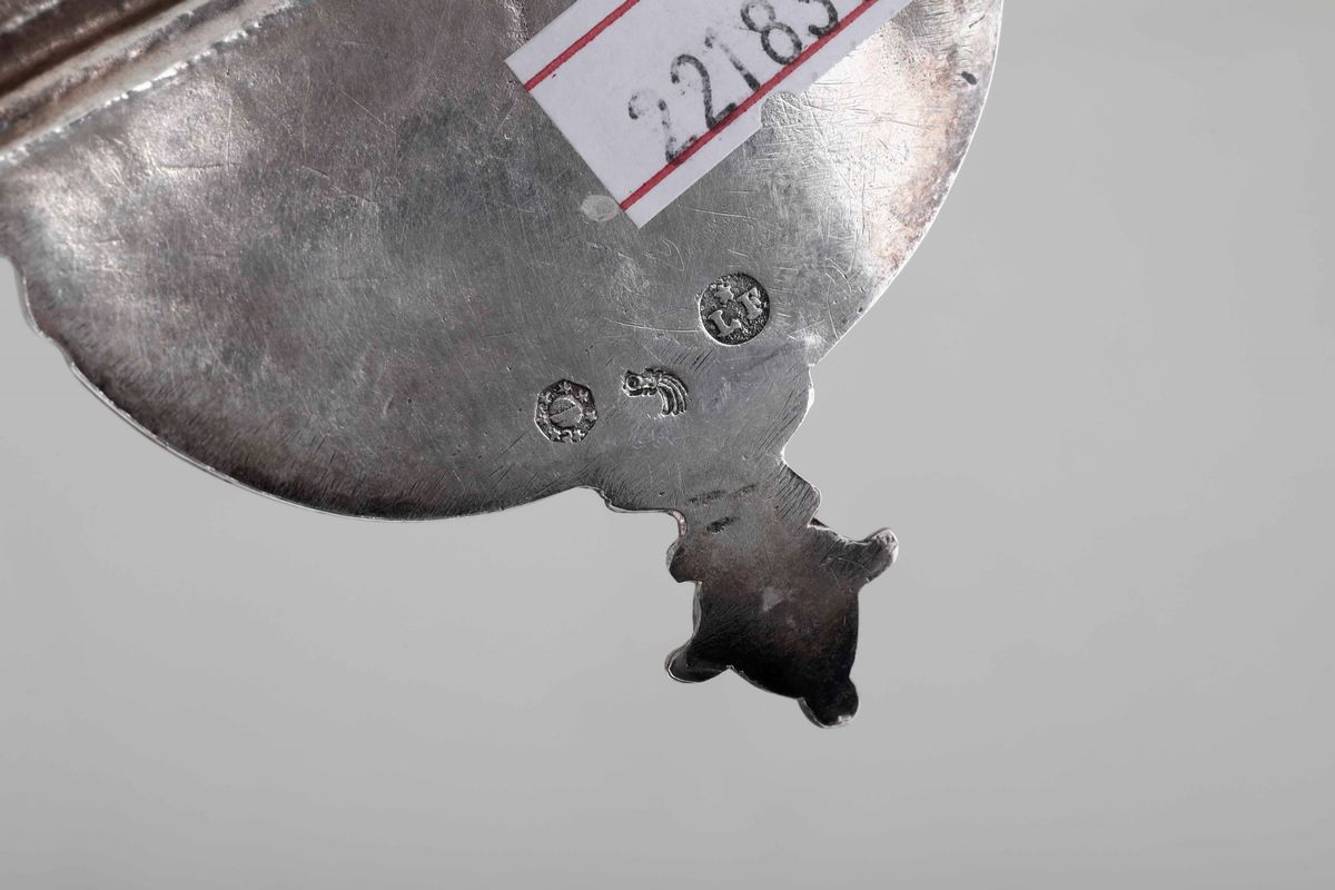 Coppia di Acquasantiere in Argento con Angeli e Tralci di Vite. Manifattura Lombardo-veneta del X...