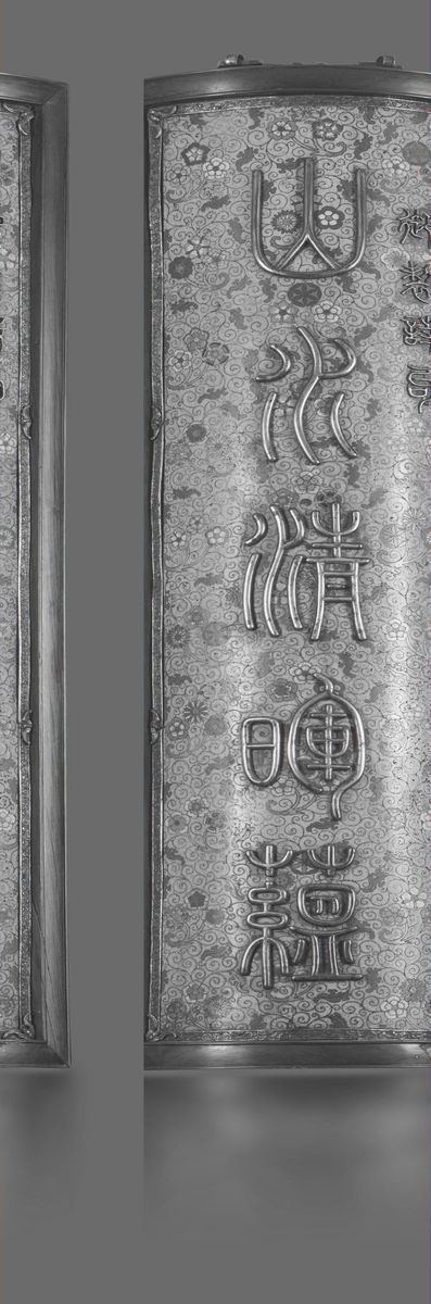 Pannello con decoro a smalti cloisonnè raffigurante motivi floreali e iscrizioni arcaiche, Cina, Dinastia  [..]
