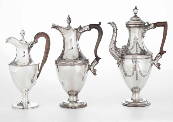 Tre caffettiere in metallo argentato. Inghilterra XIX-XX secolo