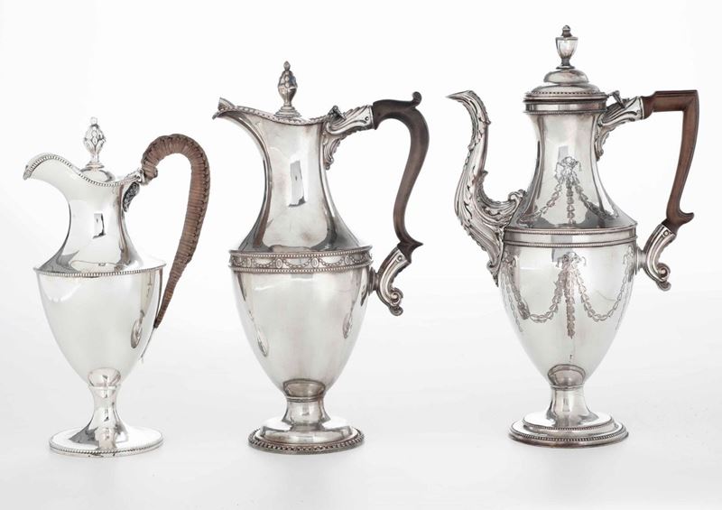 Tre caffettiere in metallo argentato. Inghilterra XIX-XX secolo  - Asta Argenti | Cambi Time - Cambi Casa d'Aste