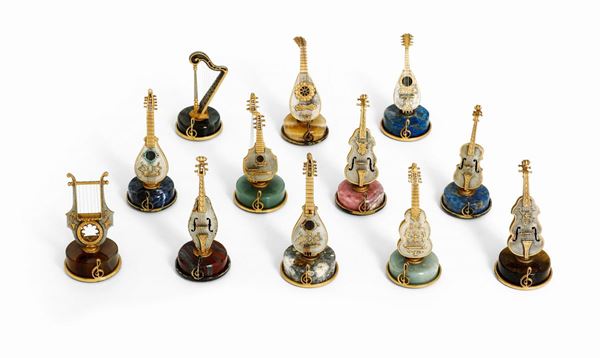 Dodici segnaposto in argento e argento dorato a foggia di strumenti musicali a corda. Argenteria artistica milanese del XX-XXI secolo