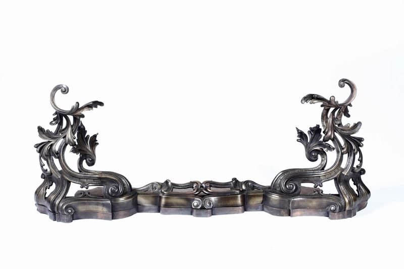 Parafuoco da camino in metallo decorato a volute ed elementi fogliacei  - Auction Antiques | Time Auction - Cambi Casa d'Aste