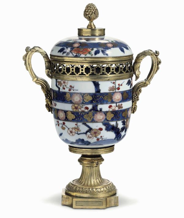 Vaso biansato bruciaprofumi in porcellana Imari e bronzi dorati, XX secolo