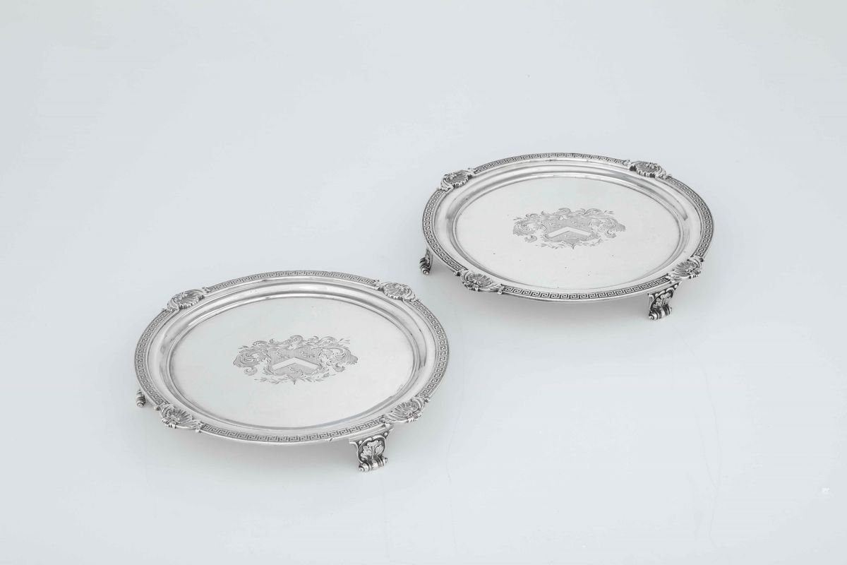 Coppia di Salver in Argento Sterling Fuso e Cesellato. Londra 1811. Argentiere John Crouch
