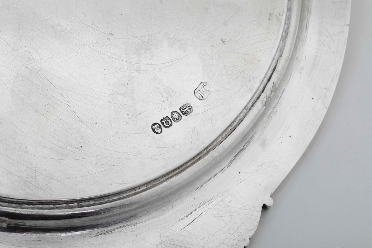 Coppia di Salver in Argento Sterling Fuso e Cesellato. Londra 1811. Argentiere John Crouch