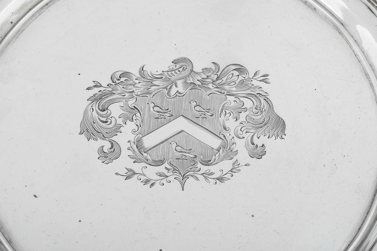 Coppia di Salver in Argento Sterling Fuso e Cesellato. Londra 1811. Argentiere John Crouch