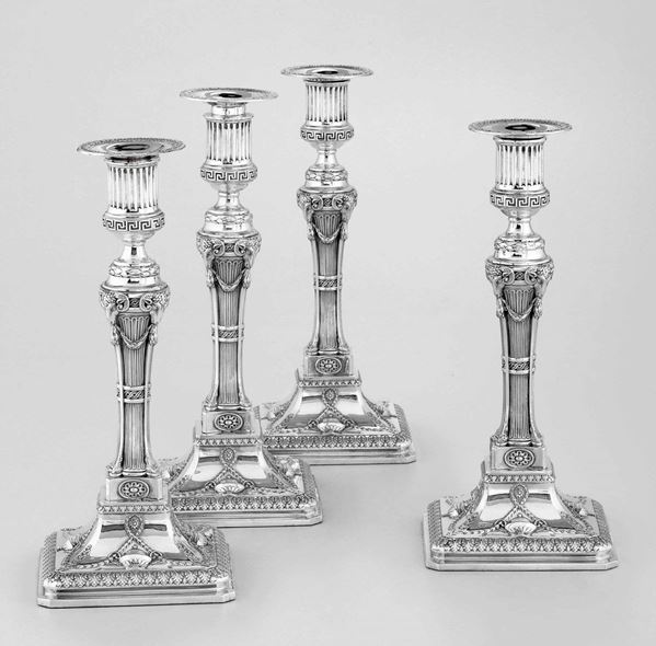 Quattro candelieri in argento sterling fuso e cesellato. Londra 1888. Marchio dell’argentiere (R.H. ripetuto) non identificato
