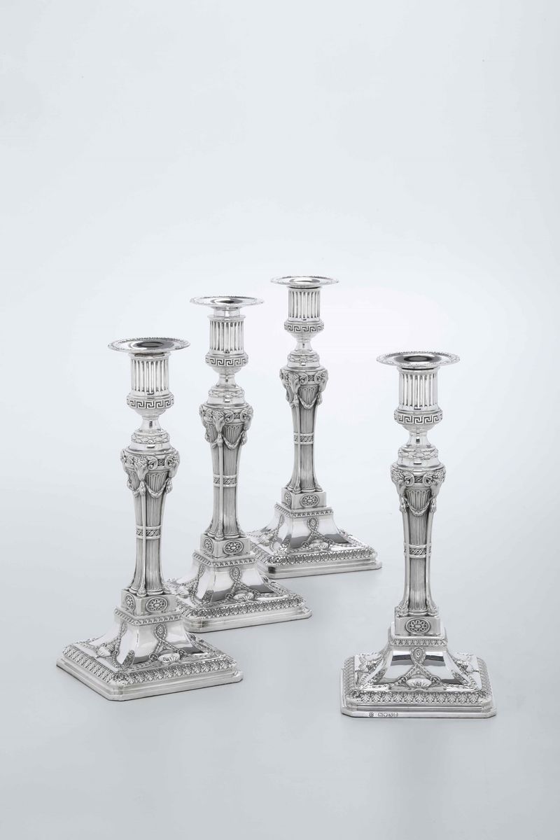 Quattro Candelieri in Argento Sterling Fuso e Cesellato. Londra 1888. Marchio Dell’argentiere (r....