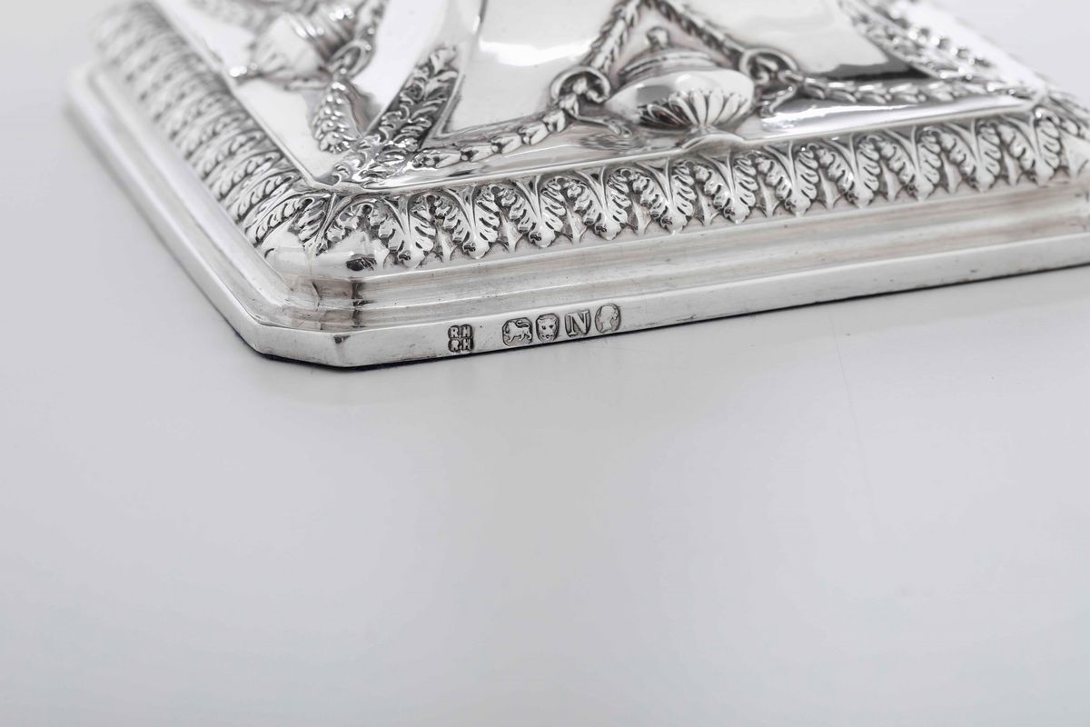 Quattro Candelieri in Argento Sterling Fuso e Cesellato. Londra 1888. Marchio Dell’argentiere (r....