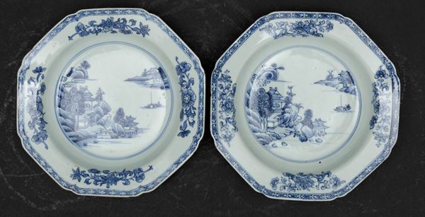 Due piatti ottagonali in porcellana bianca e blu con raffigurazione di paesaggio centrale e decori floreali, Cina, Dinastia Qing, epoca Qianlong (1736-1796)