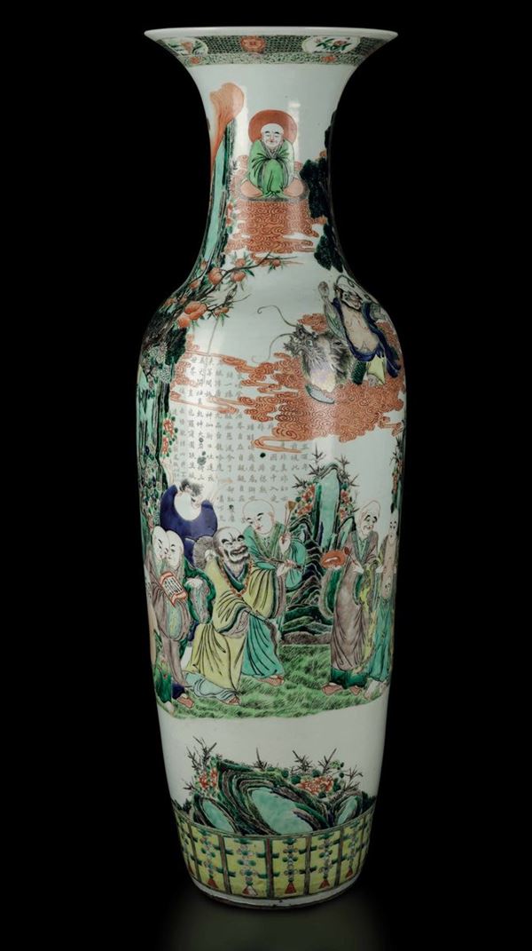 Grande e raro vaso in porcellana Famiglia Verde con raffigurazione di saggi entro paesaggio e iscrizioni,  [..]