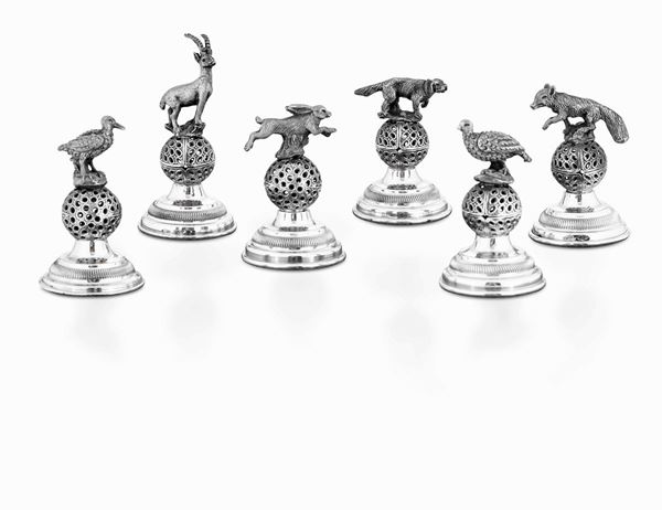 Sei segnaposto in argento e legno a foggia di animali da caccia. Argenteria italiana del XX secolo. Argentieri F.lli Ranzoni, Milano