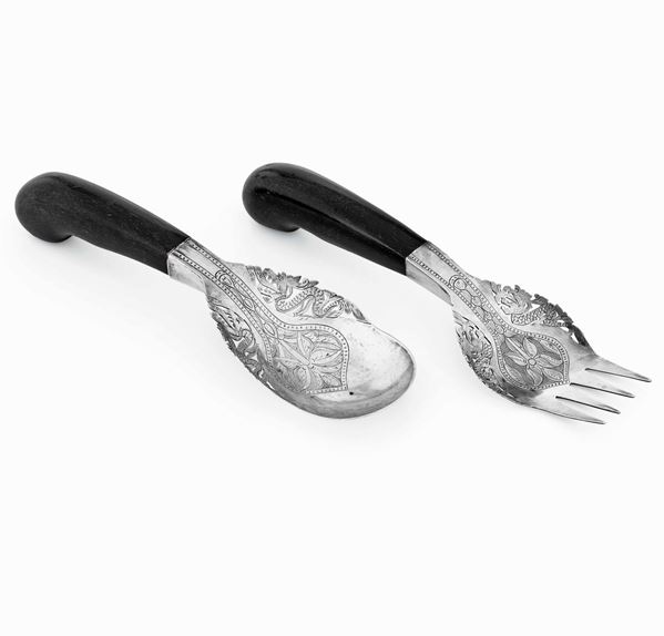 Forchetta e cucchiaio da portata in argento cesellato e corno. Arte coloniale del XX secolo
