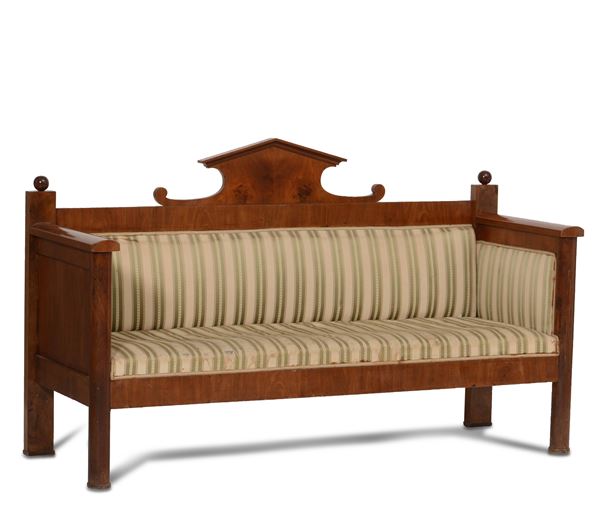 Divano impiallacciato in noce, XIX secolo