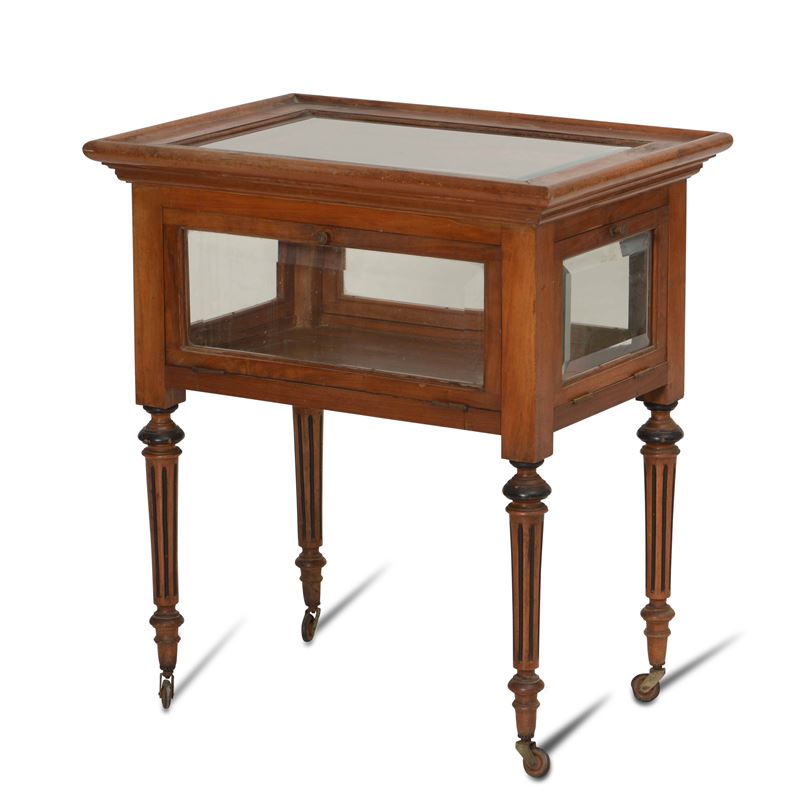 Tavolino bacheca in legno e vetri  - Asta Antiquariato | Cambi Time - Cambi Casa d'Aste