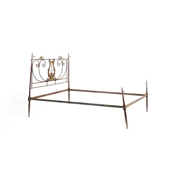 Letto in ferro battuto parzialmente dorato. XIX secolo