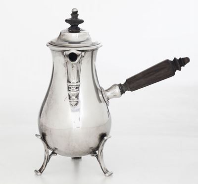 Caffettiera Tripode in Argento di Gusto Settecentesco. Italia XX Secolo. Argentiere Pampaloni Fir...