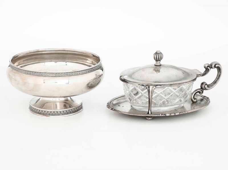 Formaggiera in argento e vetro molato e una ciotola con bordo a foglie lanceolate. XX secolo  - Auction Silvers | Cambi Time - Cambi Casa d'Aste