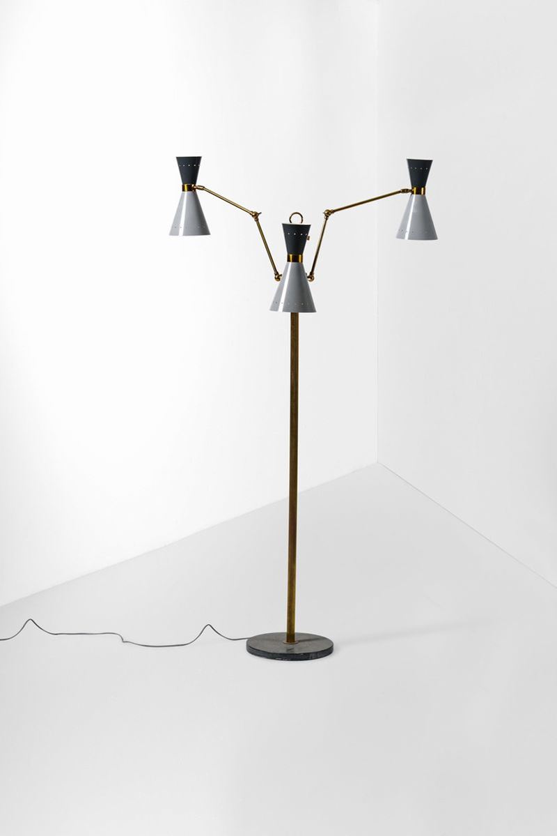 Lampada terra con struttura e base in ottone, diffusori orientabili in metallo laccato.  - Auction Design Lab - Cambi Casa d'Aste