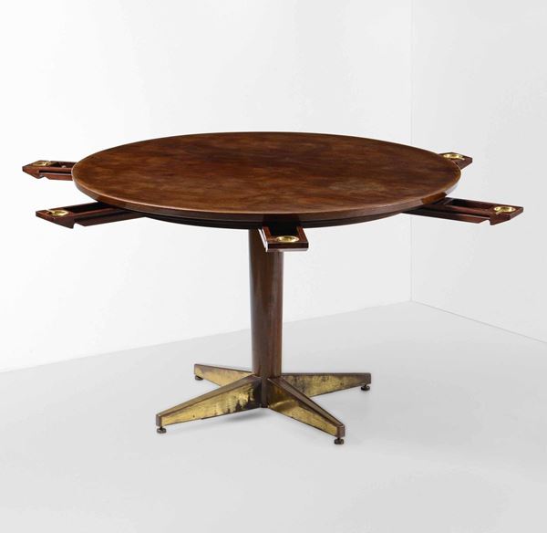 Tavolo da gioco con struttura in legno, posaceneri estraibili, base e particolari in ottone, piano in legno.