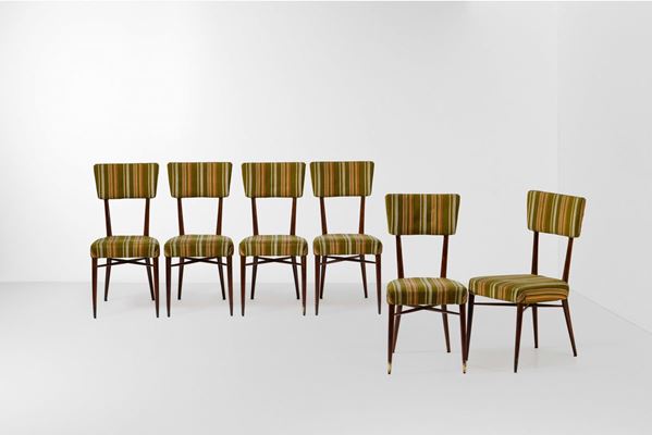 Sei sedie con struttura in legno, particolari in ottone e rivestimento in tessuto.