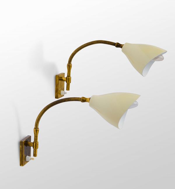 Coppia di lampade da parete orientabili con struttura in ottone e diffusori in metallo laccato.