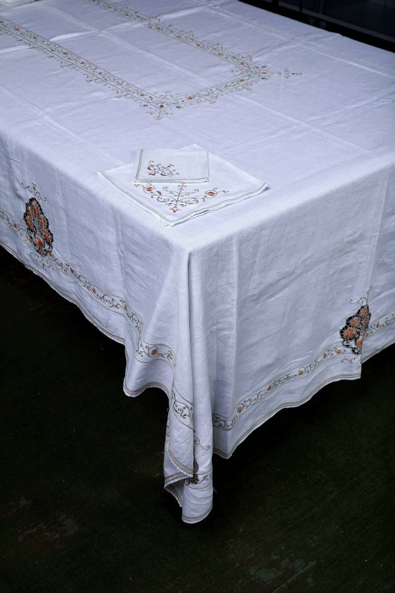 Grande tovaglia con 12 tovaglioli e 12 tovagliolini  - Auction L'Art de la Table - Cambi Casa d'Aste