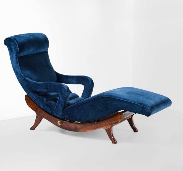 Poltrona chaise longue reclinabile con struttura in legno e rivestimento in velluto.