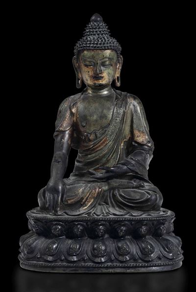 Importante Figura di Buddha Sakyamuni Seduto su Doppio Fiore di Loto in Bronzo con Tracce di Dora...