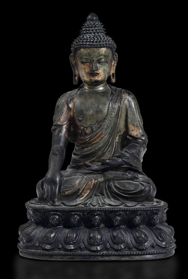Importante figura di Buddha Sakyamuni seduto su doppio fiore di loto in bronzo con tracce di doratura, Cina, XVI secolo
