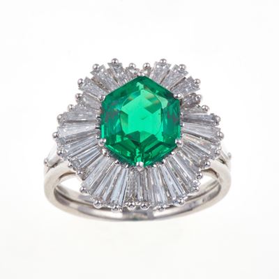 Anello con Smeraldo Colombia di Ct 1.79 e Diamanti Taglio Tepper a Contorno