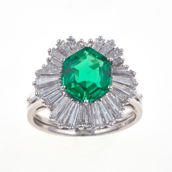 Anello con smeraldo Colombia di ct 1.79 e diamanti taglio tepper a contorno