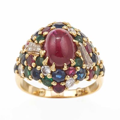 Anello, rubino cabochon, diamanti, zaffiri e smeraldi a contorno, in oro giallo 750/1000