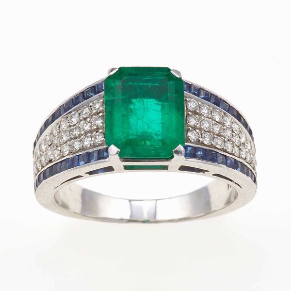 Anello con smeraldo Colombia, diamanti e zaffiri