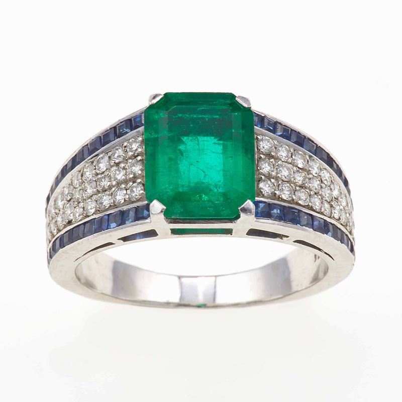 Anello con smeraldo Colombia di ct 2.70 circa, diamanti e zaffiri  - Asta Fine Jewels - III - Cambi Casa d'Aste