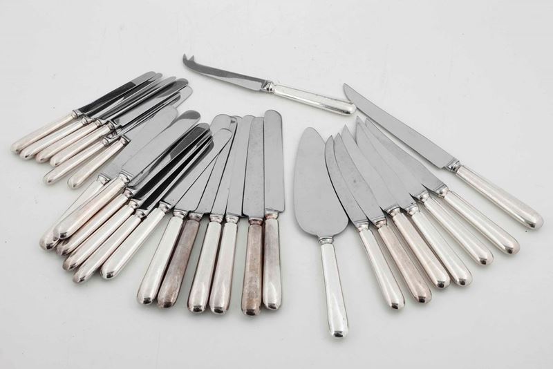 Gruppo misto di coltelli in metallo argentato  - Asta Argenti | Cambi Time - Cambi Casa d'Aste