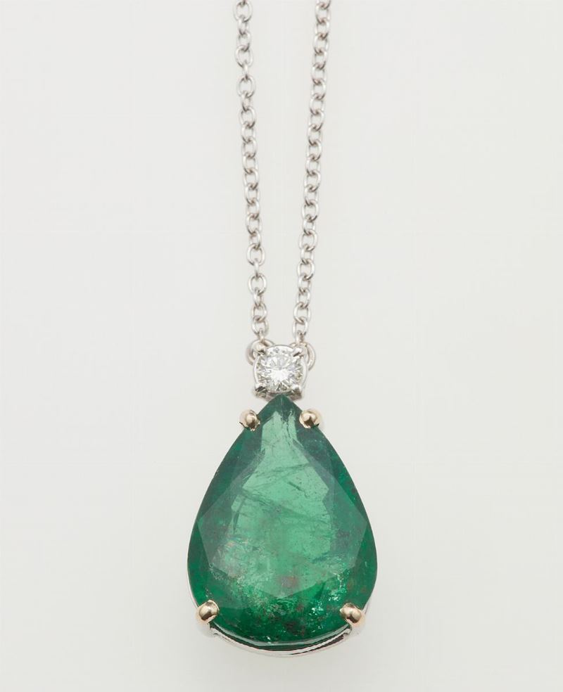 Pendente con smeraldo taglio goccia di ct 12.59 e diamante  - Asta Fine Jewels - Cambi Casa d'Aste