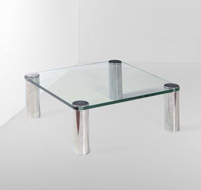 Tavolo Basso con Sostegni in Metallo Cromato e Piano in Vetro Molato.