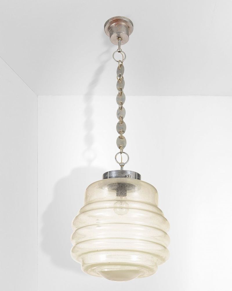 Lampada a sospensione con struttura in metallo cromato e diffusore in vetro stampato.  - Auction Design Lab - Cambi Casa d'Aste