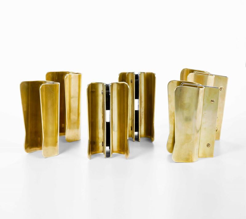 Tre coppie di maniglie in ottone modellato e sagomato.  - Auction Design - Cambi Casa d'Aste