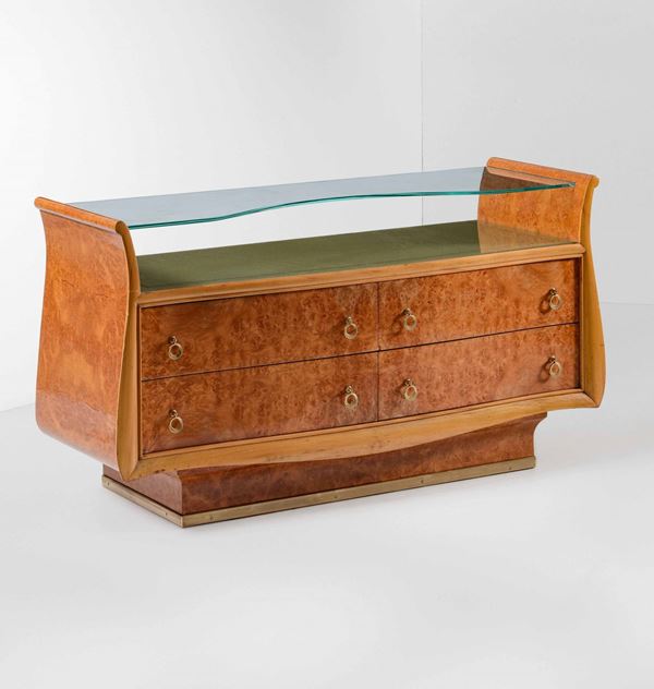 Mobile contenitore a cassettiera con struttura in legno, piano in cristallo colorato e in cristallo molato e sagomato, particolari in ottone.