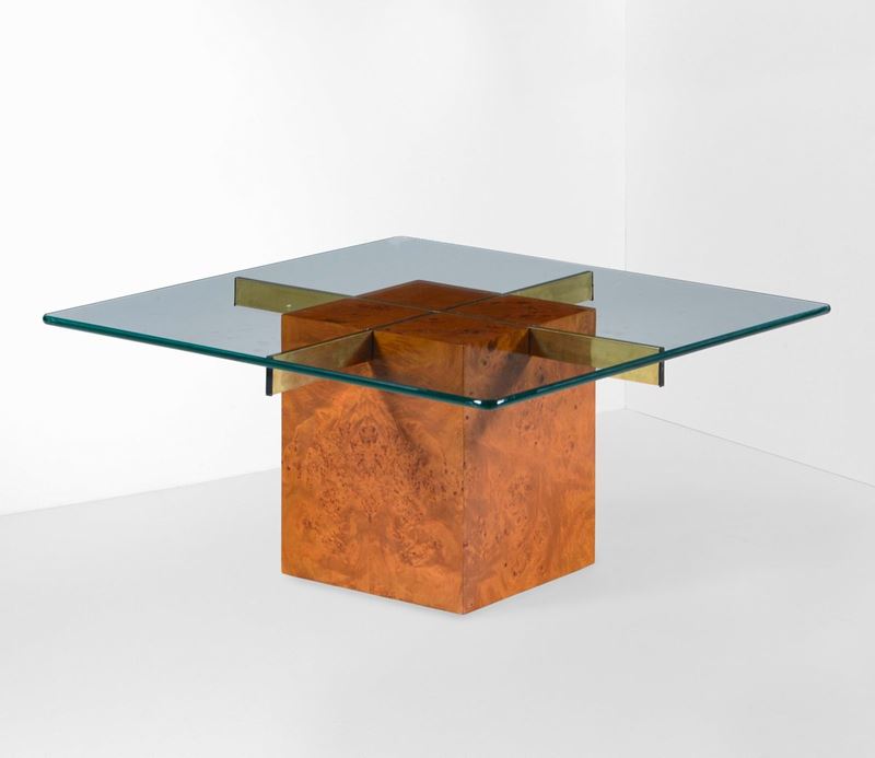 Tavolo basso con struttura in legno e radica, particolari in ottone e piano in cristallo sagomato e molato.  - Auction Design - Cambi Casa d'Aste