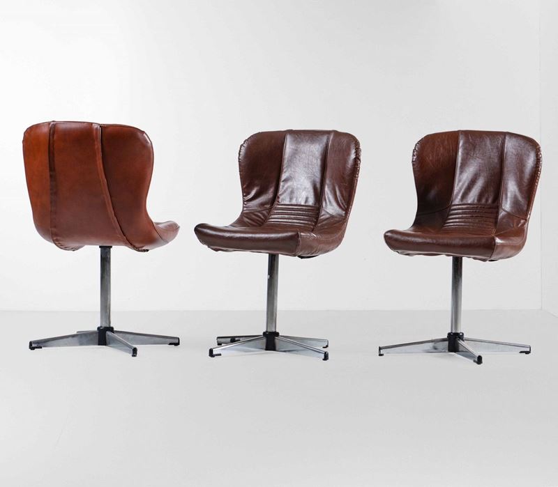 Tre sedie girevoli con struttura in legno, sostegni in metallo cromato e rivestimento in pelle.  - Auction Design - Cambi Casa d'Aste