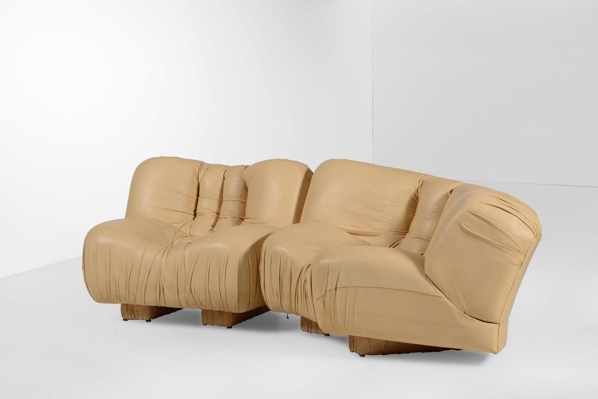 Grande Salotto Composto da Quattro Moduli Semplici e un Modulo Angolare. Struttura in Legno, Rive...
