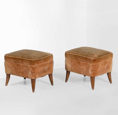 Coppia di Pouf con Struttura e Sostegni in Legno. Rivestimento in Velluto.